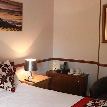 Lion And Fiddle Hotel Trowbridge Kültér fotó