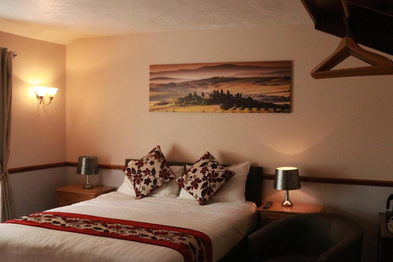 Lion And Fiddle Hotel Trowbridge Kültér fotó