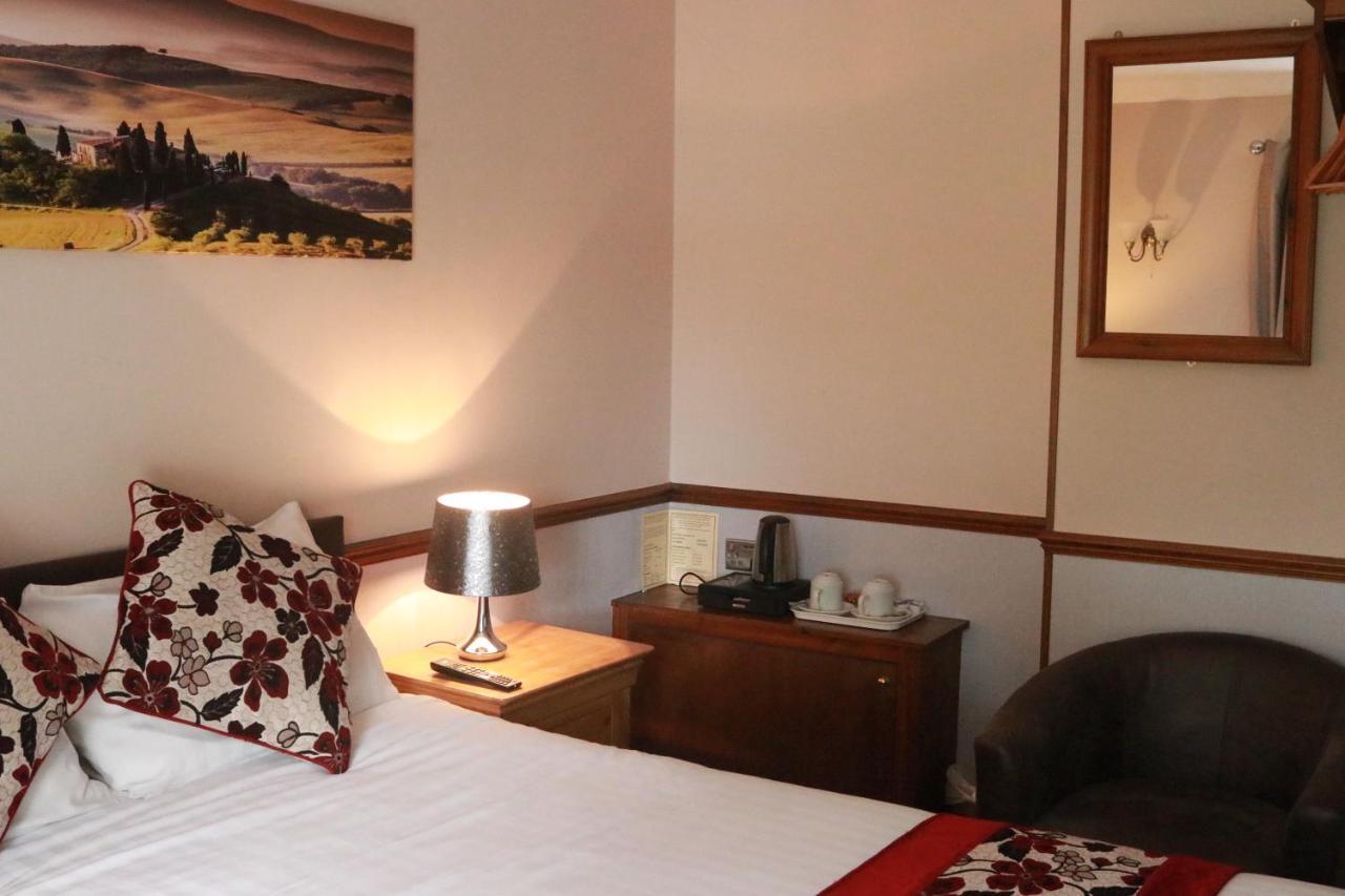 Lion And Fiddle Hotel Trowbridge Kültér fotó