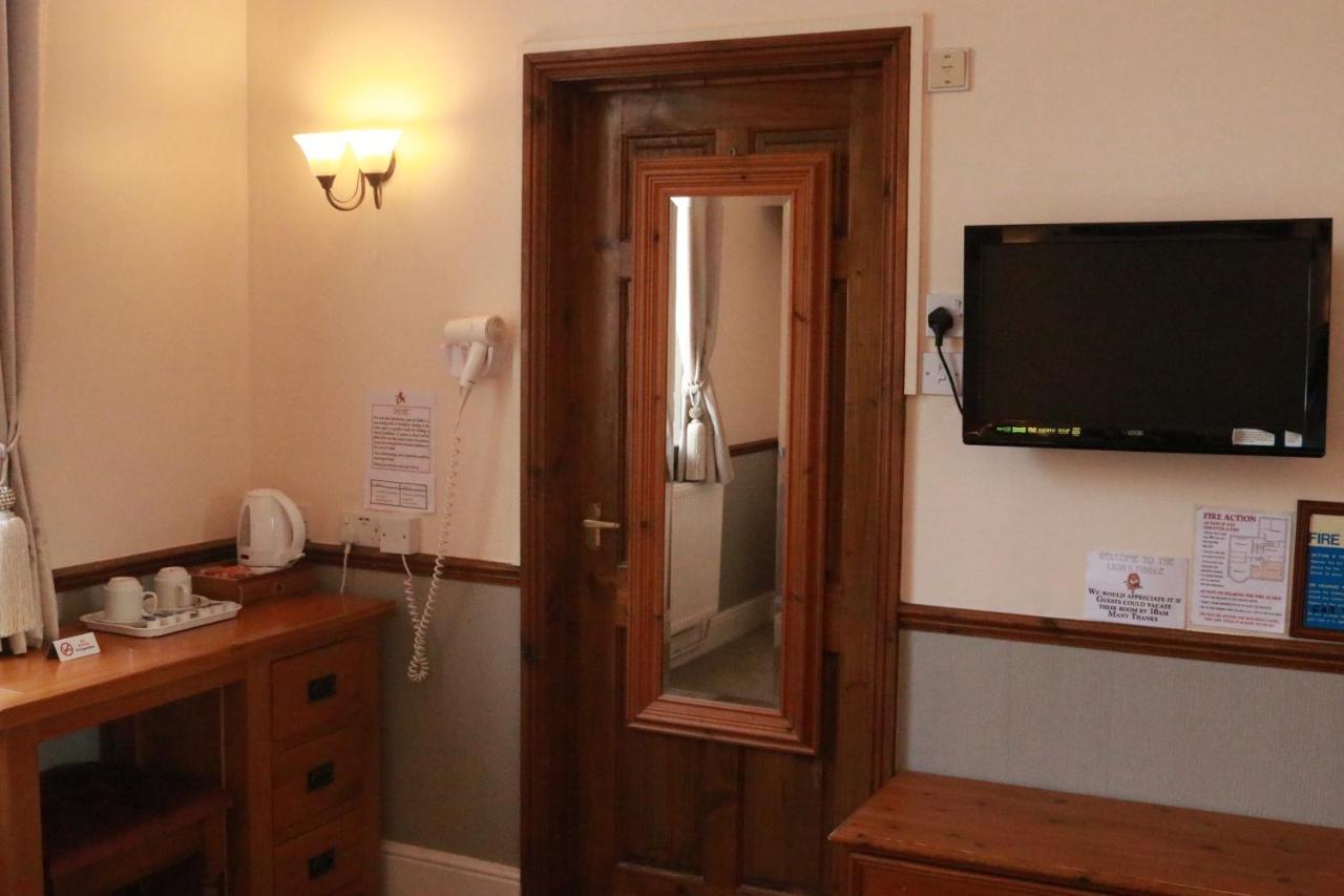 Lion And Fiddle Hotel Trowbridge Kültér fotó