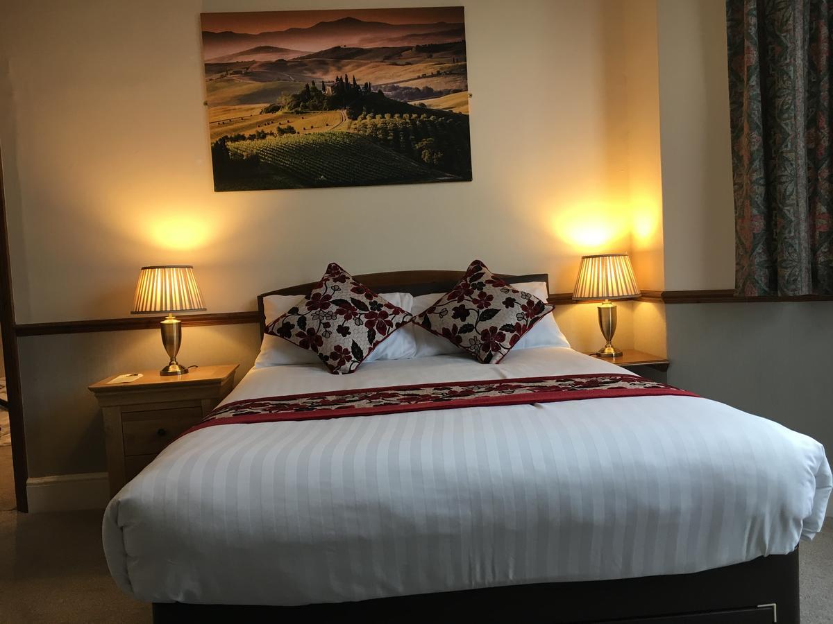 Lion And Fiddle Hotel Trowbridge Kültér fotó