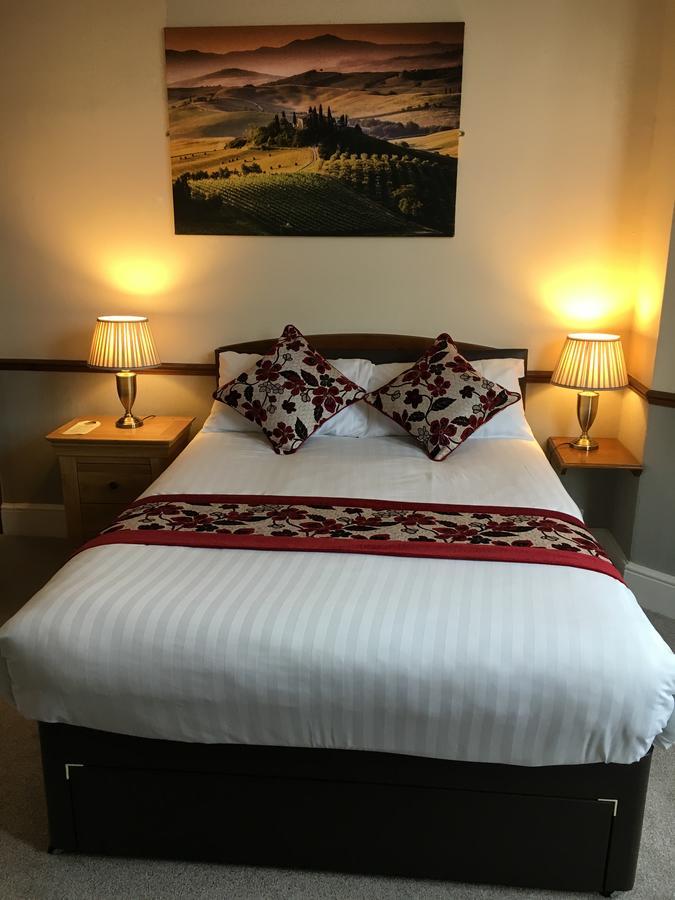 Lion And Fiddle Hotel Trowbridge Kültér fotó