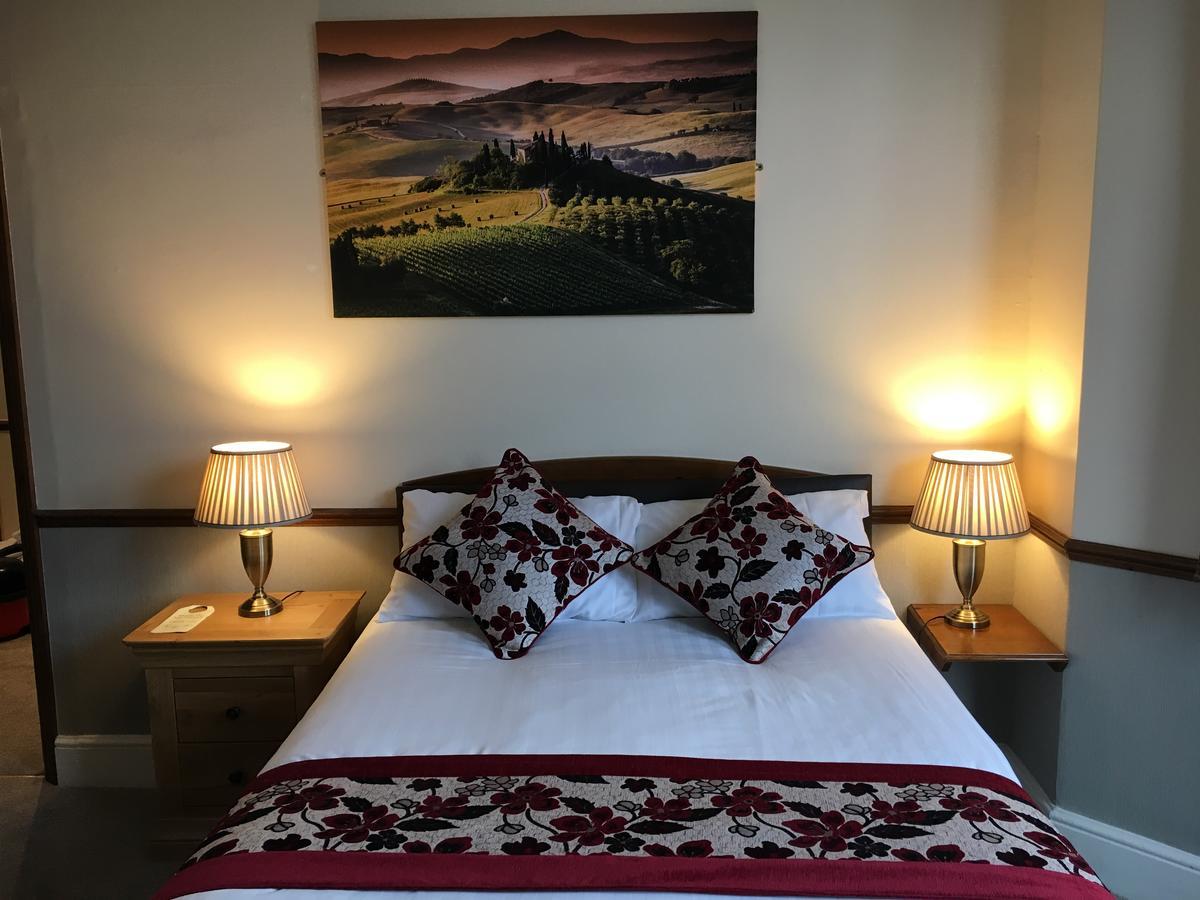 Lion And Fiddle Hotel Trowbridge Kültér fotó